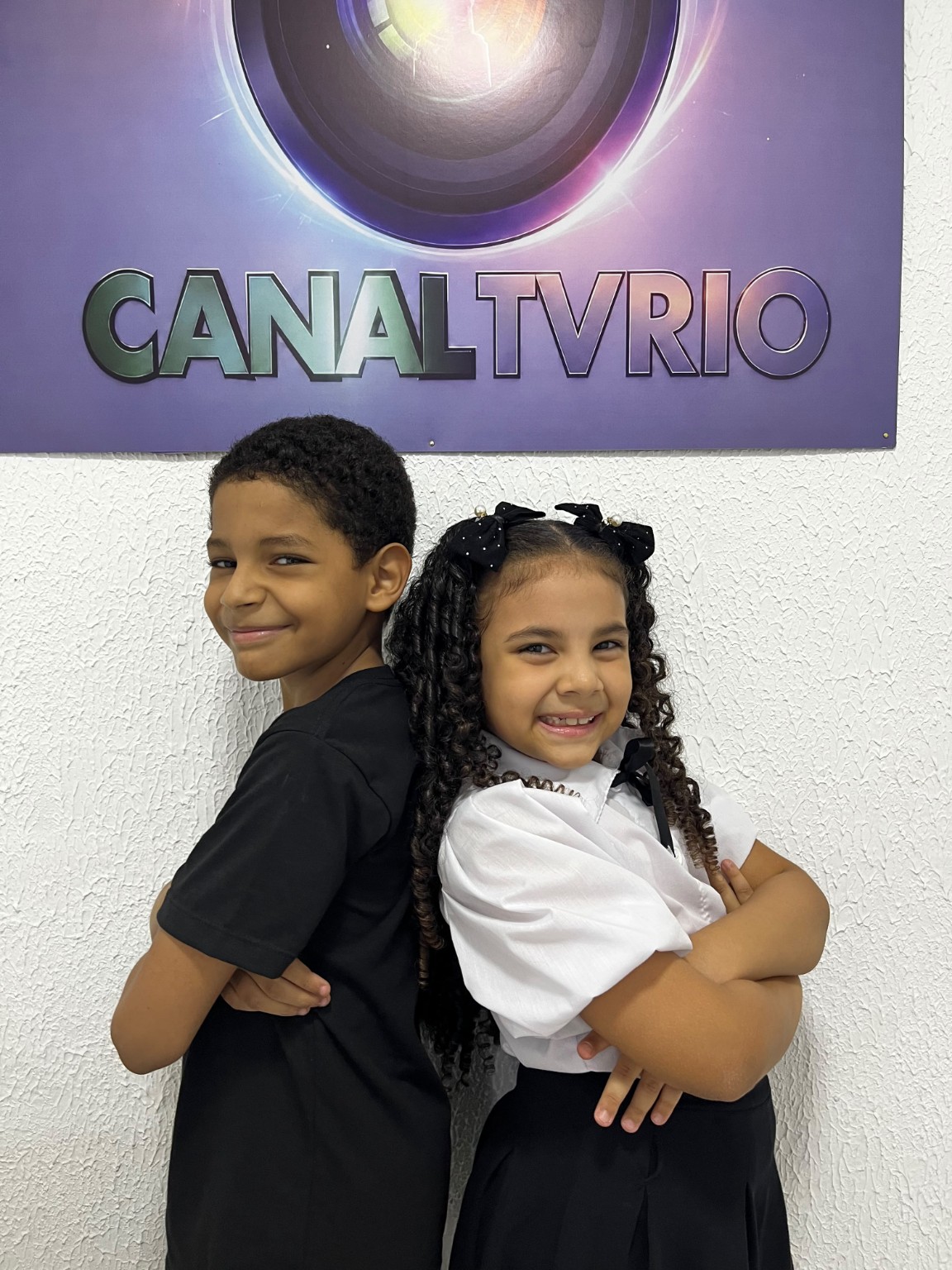 Natalie e colega na TV, foto original